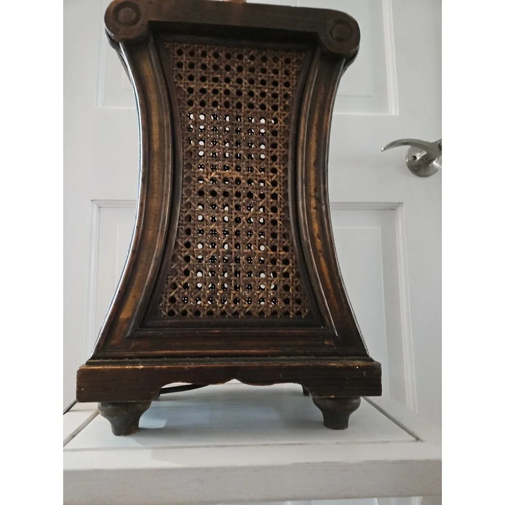 BEAUTIFUL Vintage-style Lamp With A Wooden Base And A Crane Insert